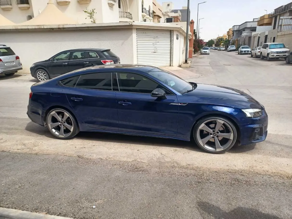 Car image 4