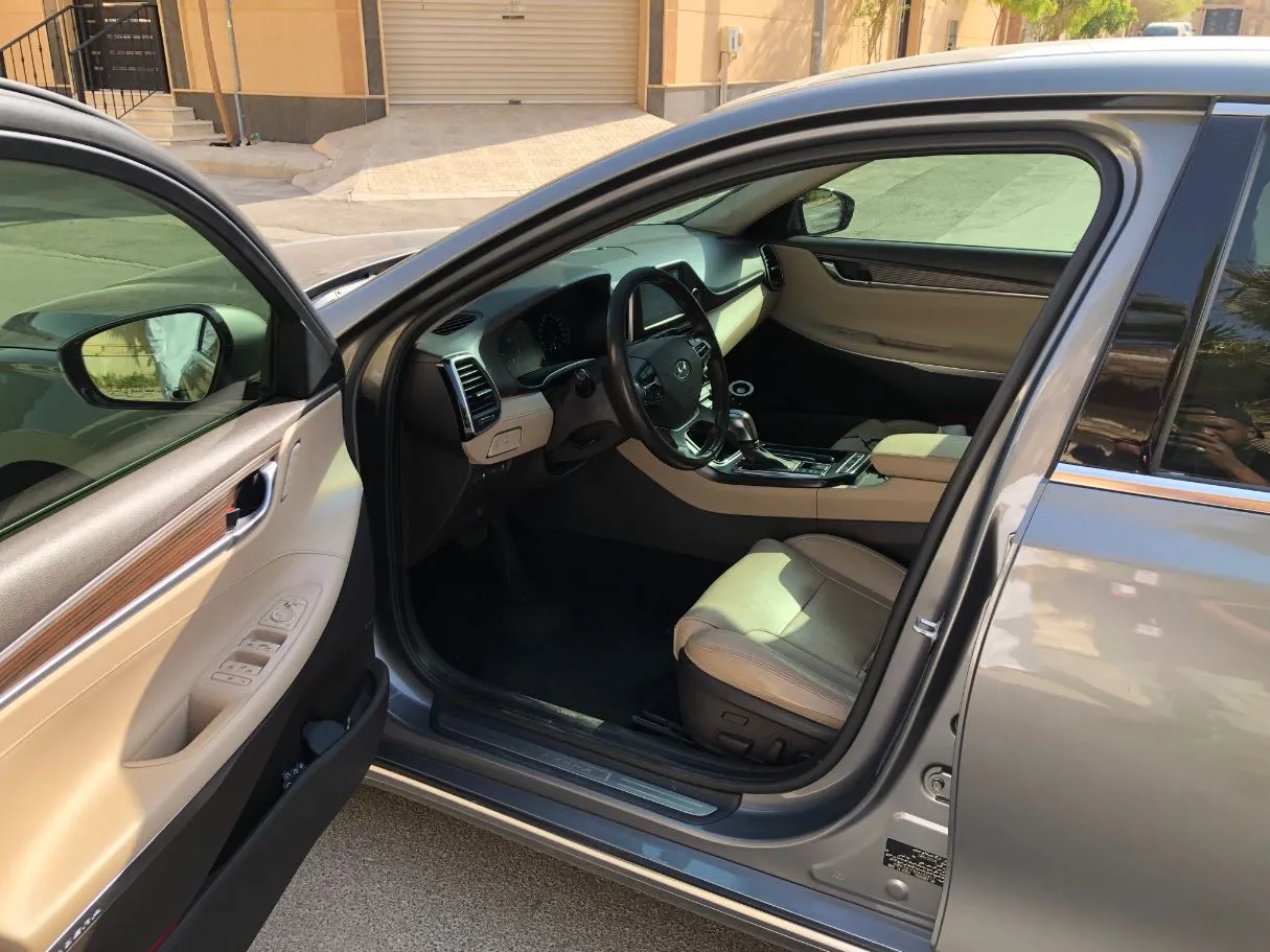 Car image 11
