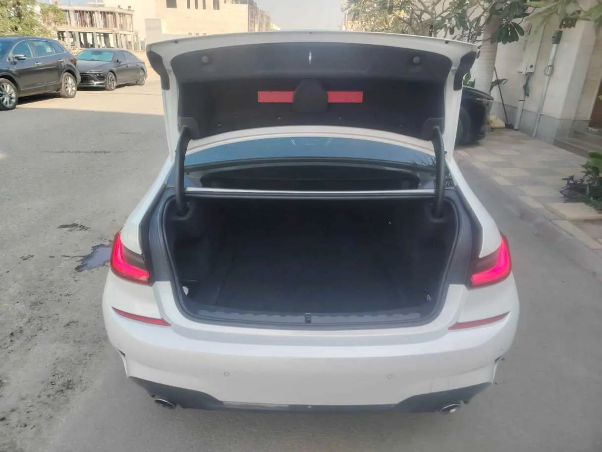 Car image 26