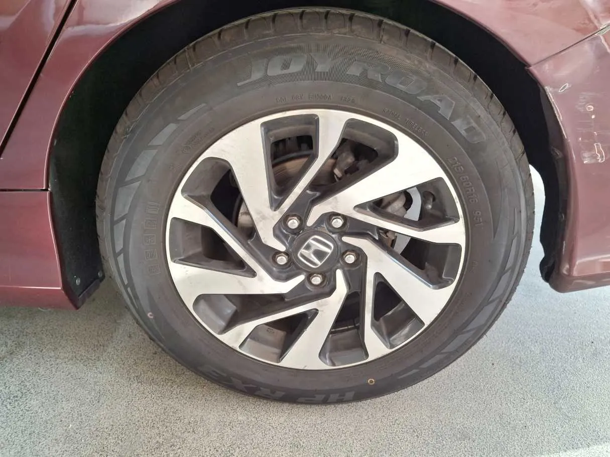 Car image 9
