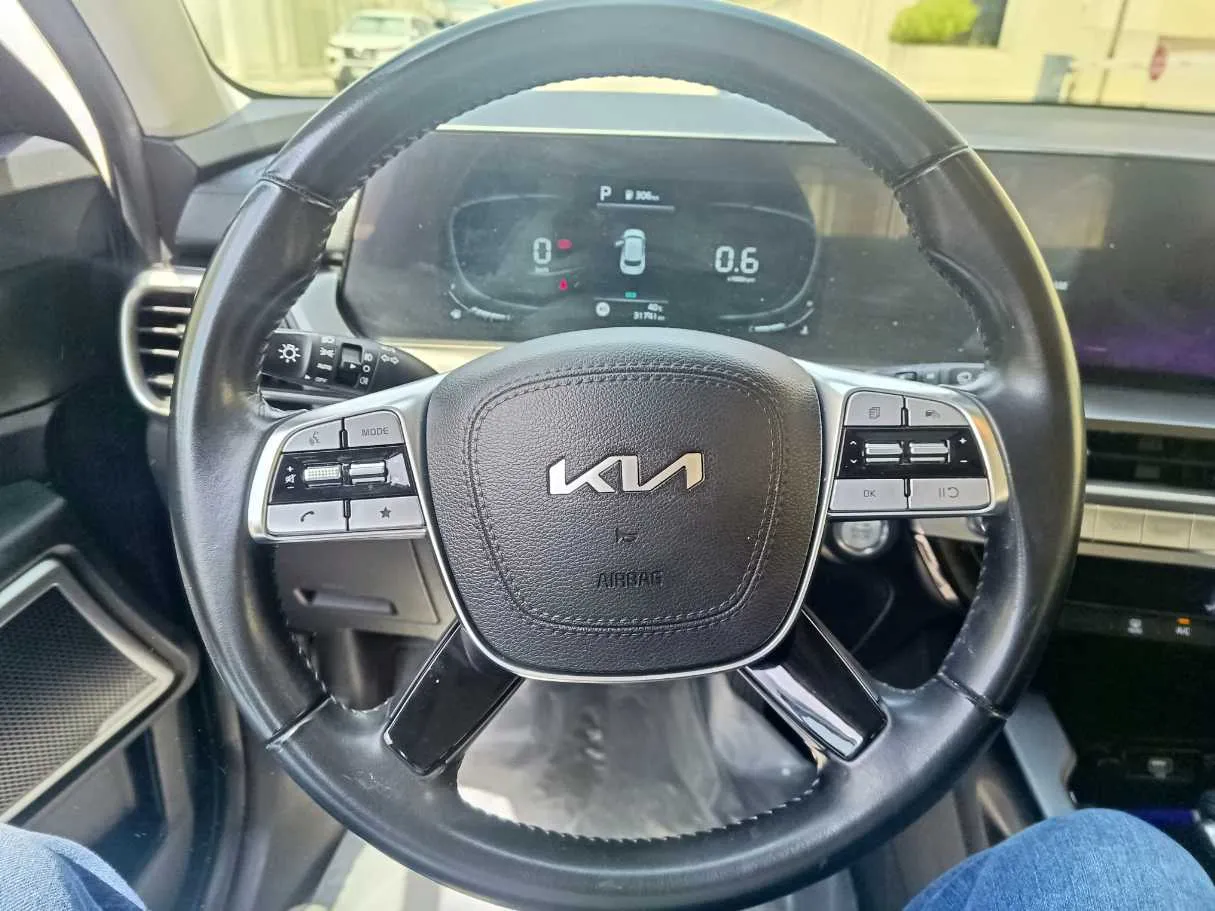 Car image 26