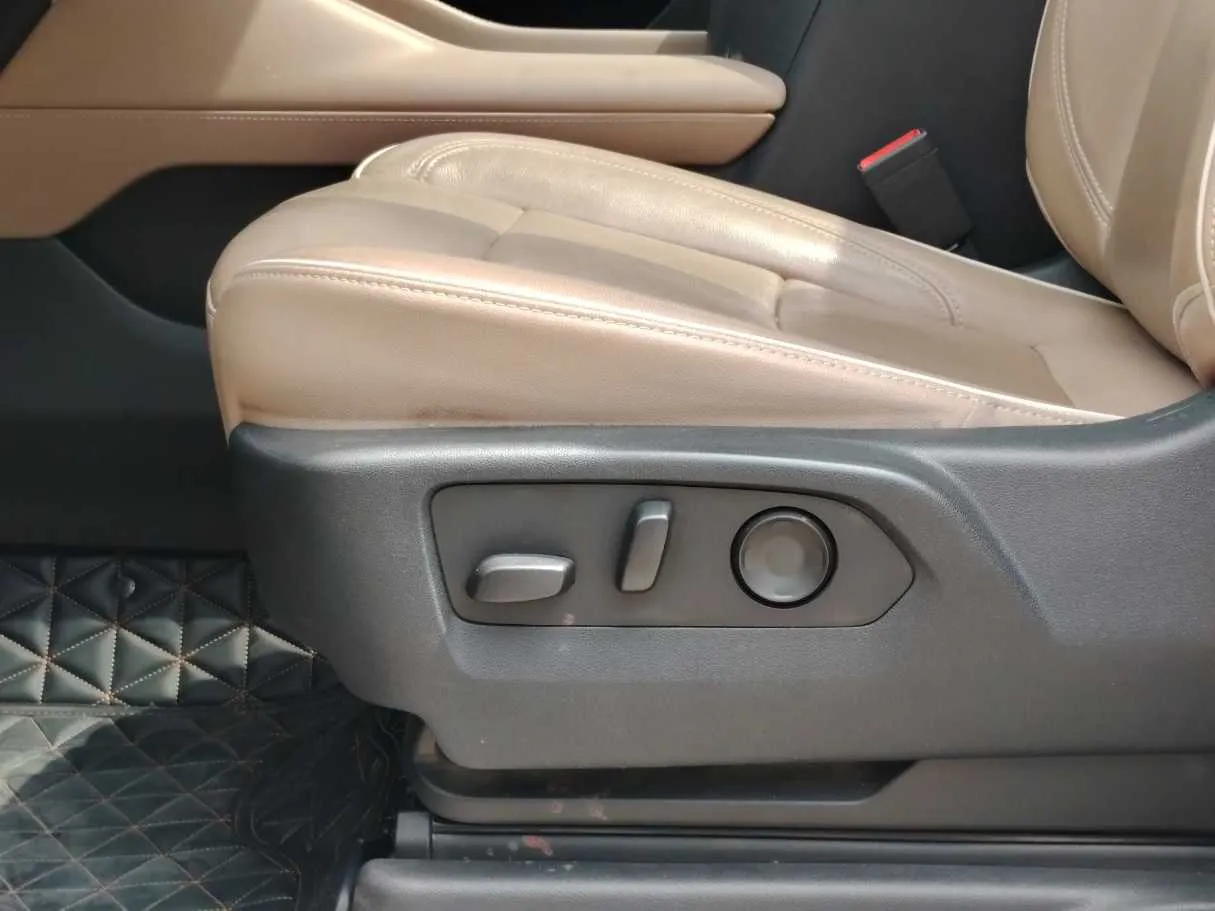 Car image 34