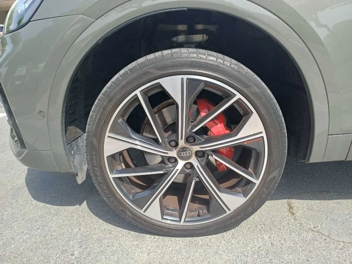 Car image 9