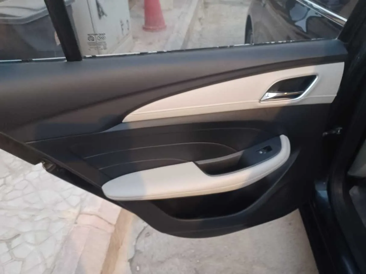 Car image 13
