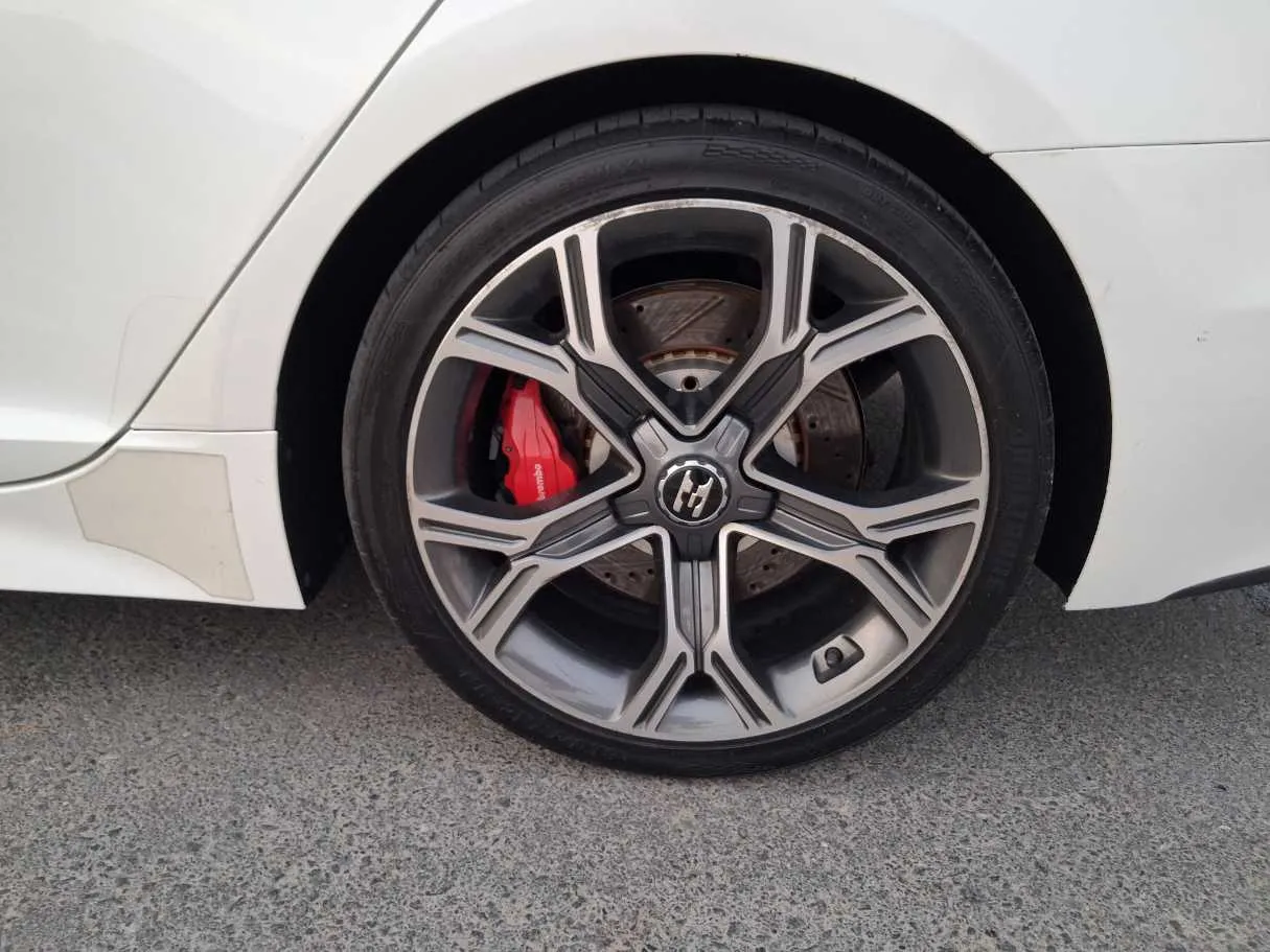 Car image 9