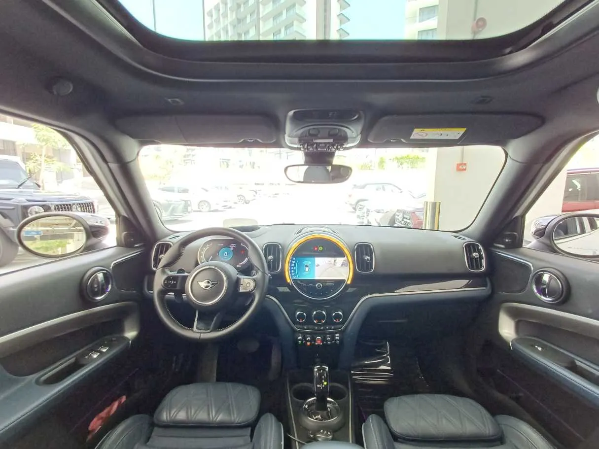 Car image 17