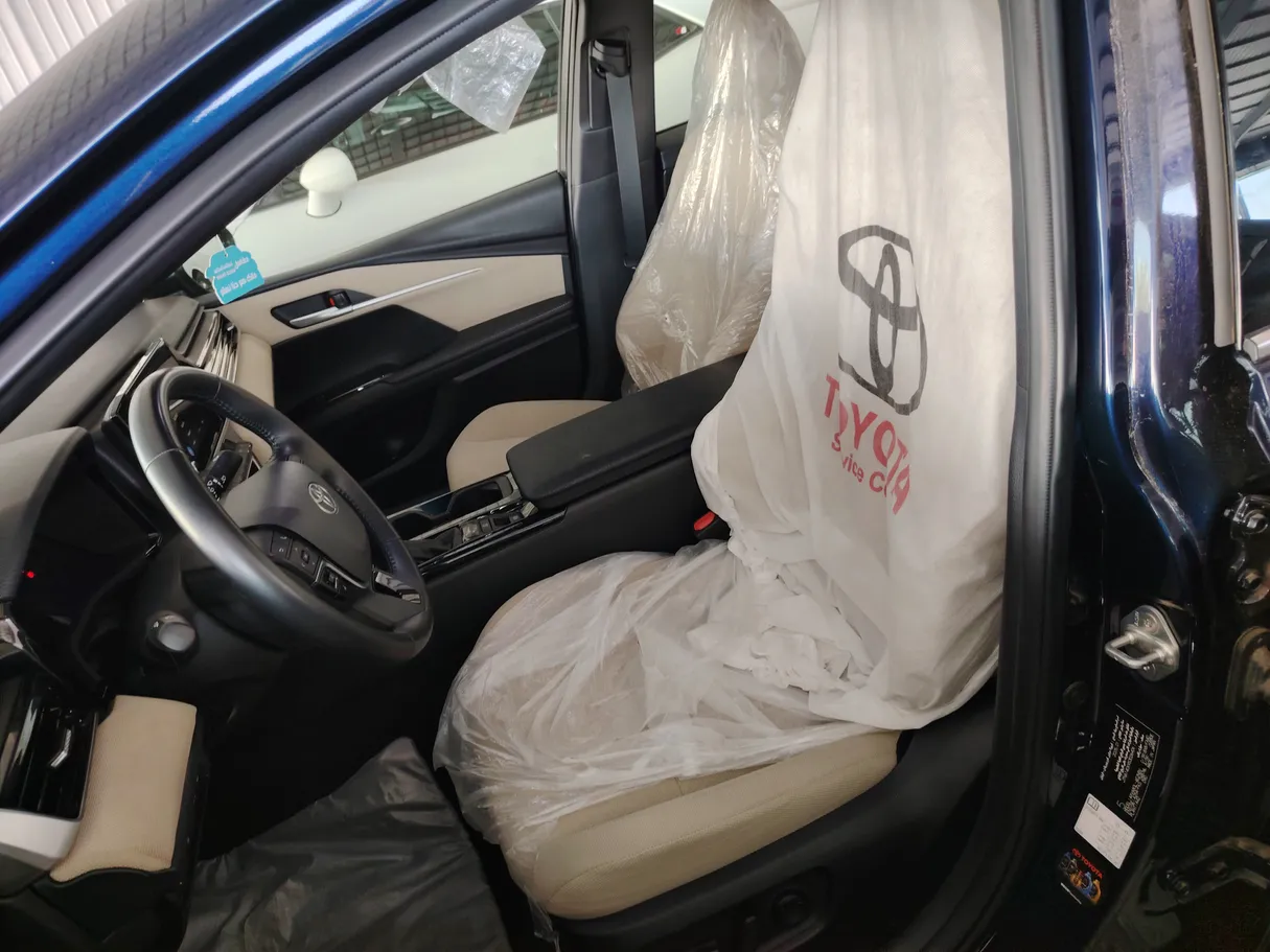 Car image 13