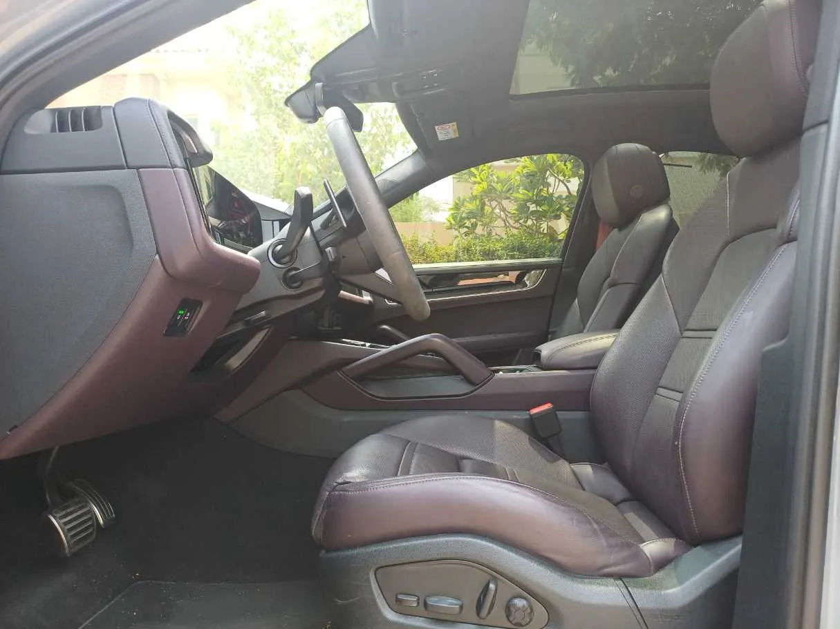 Car image 12