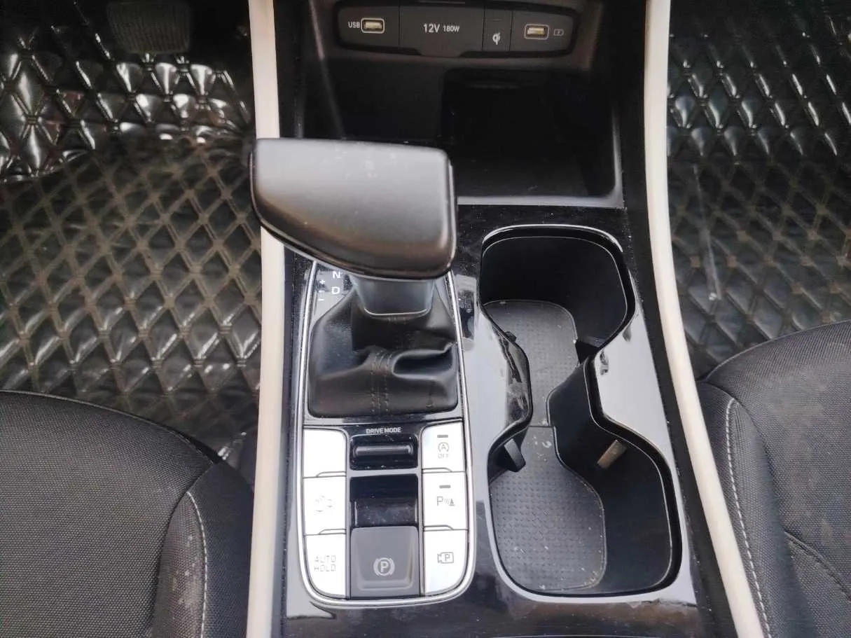 Car image 19