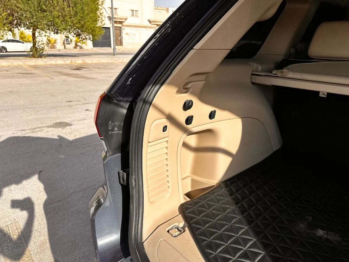 Car image 28