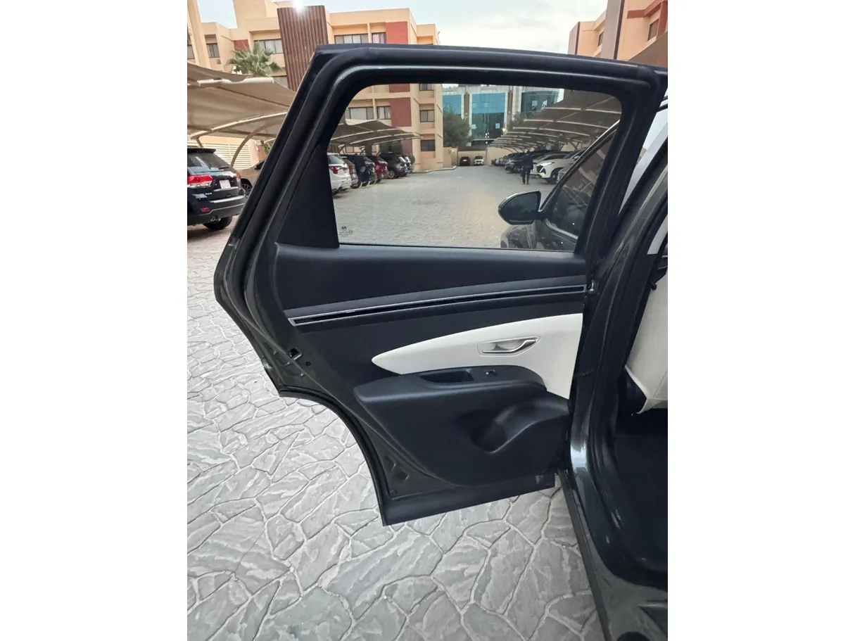 Car image 12