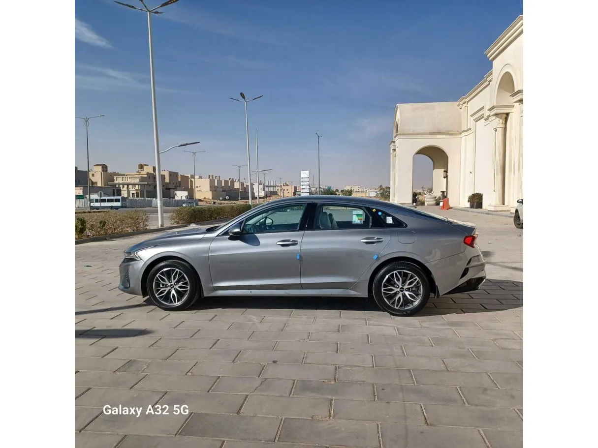 Car image 8
