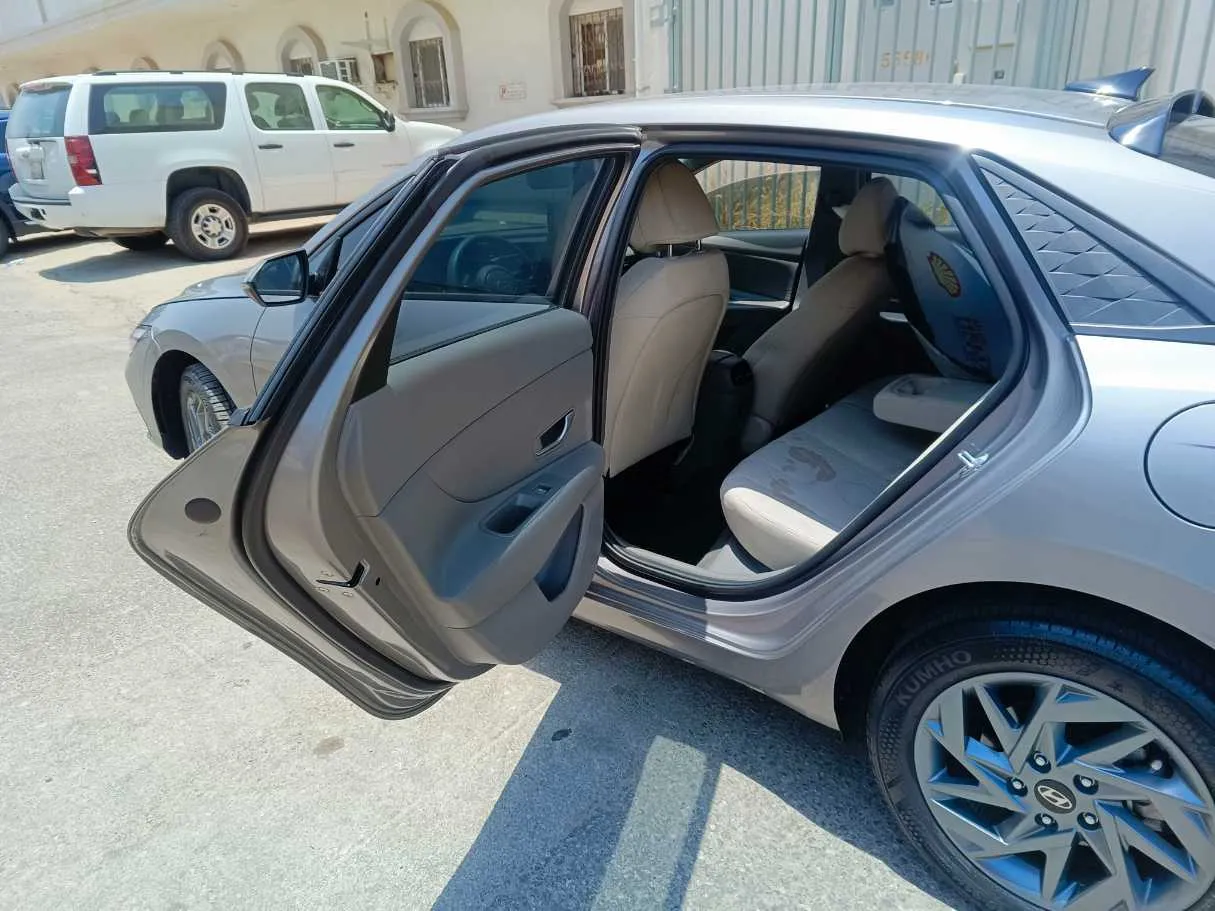 Car image 15
