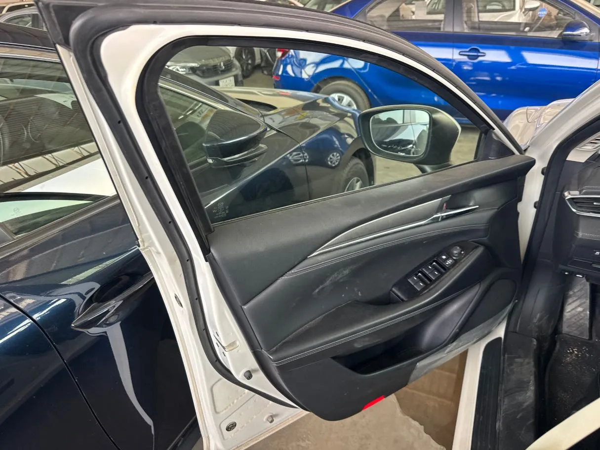 Car image 7