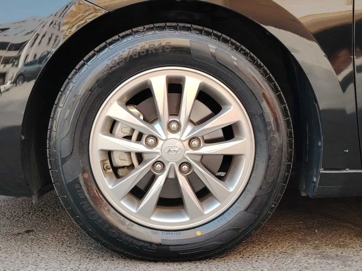 Car image 10