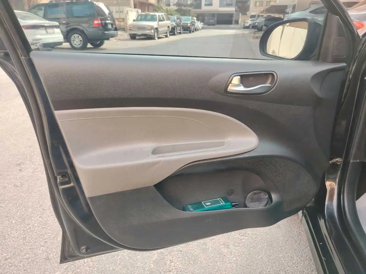 Car image 11