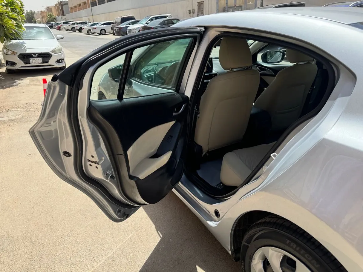 Car image 14
