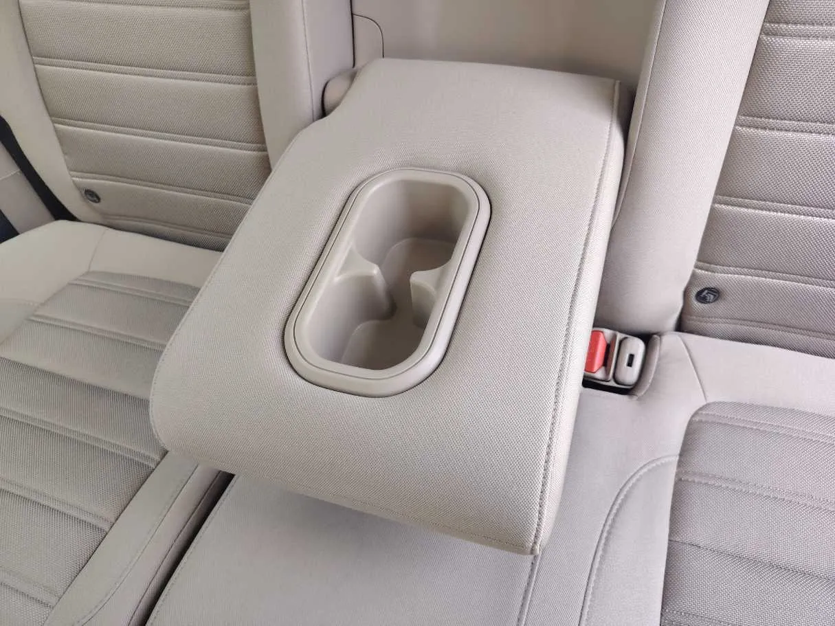 Car image 27