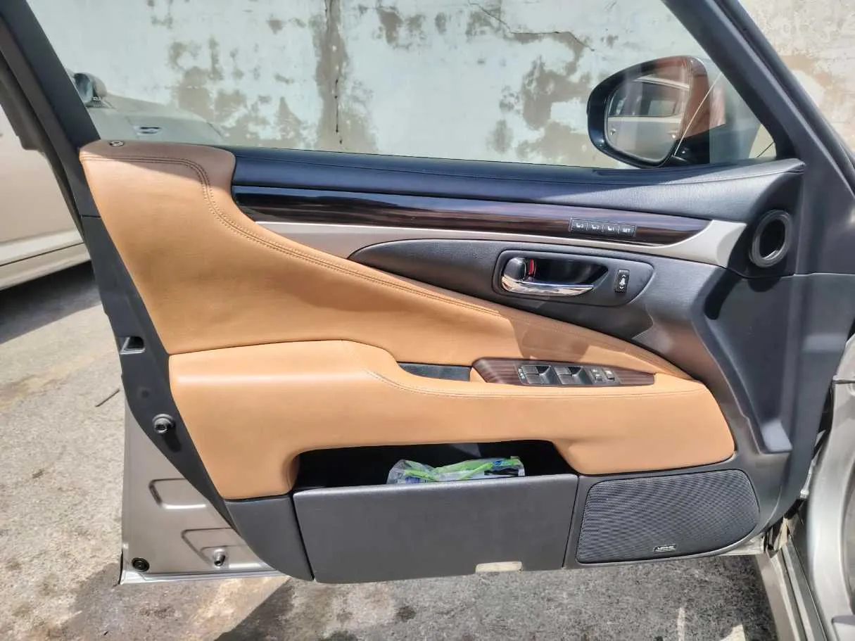 Car image 11
