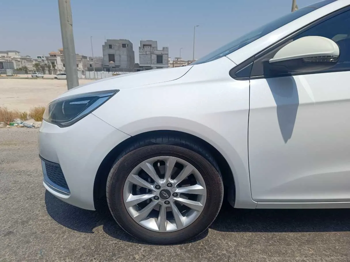 Car image 9