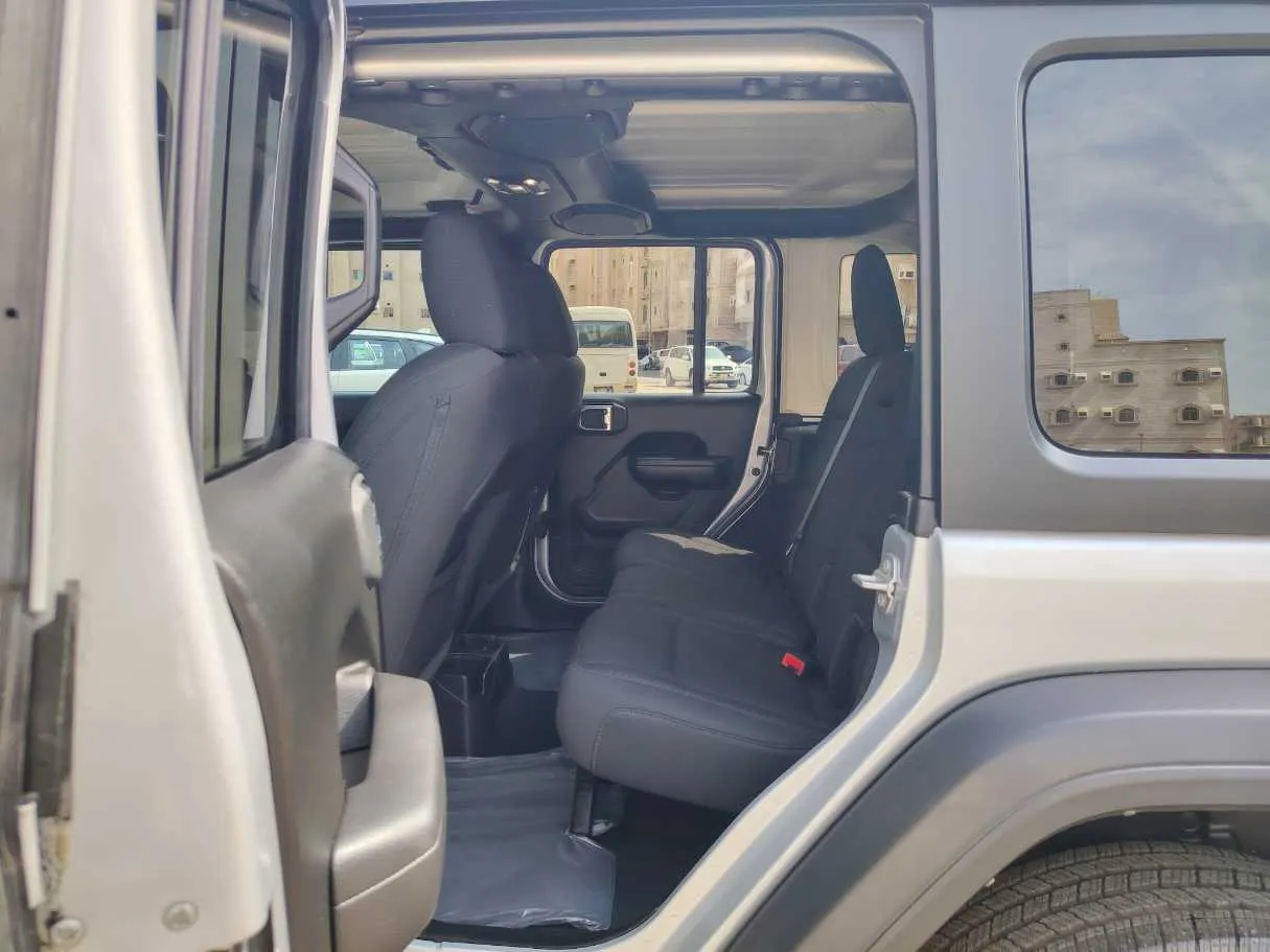 Car image 16