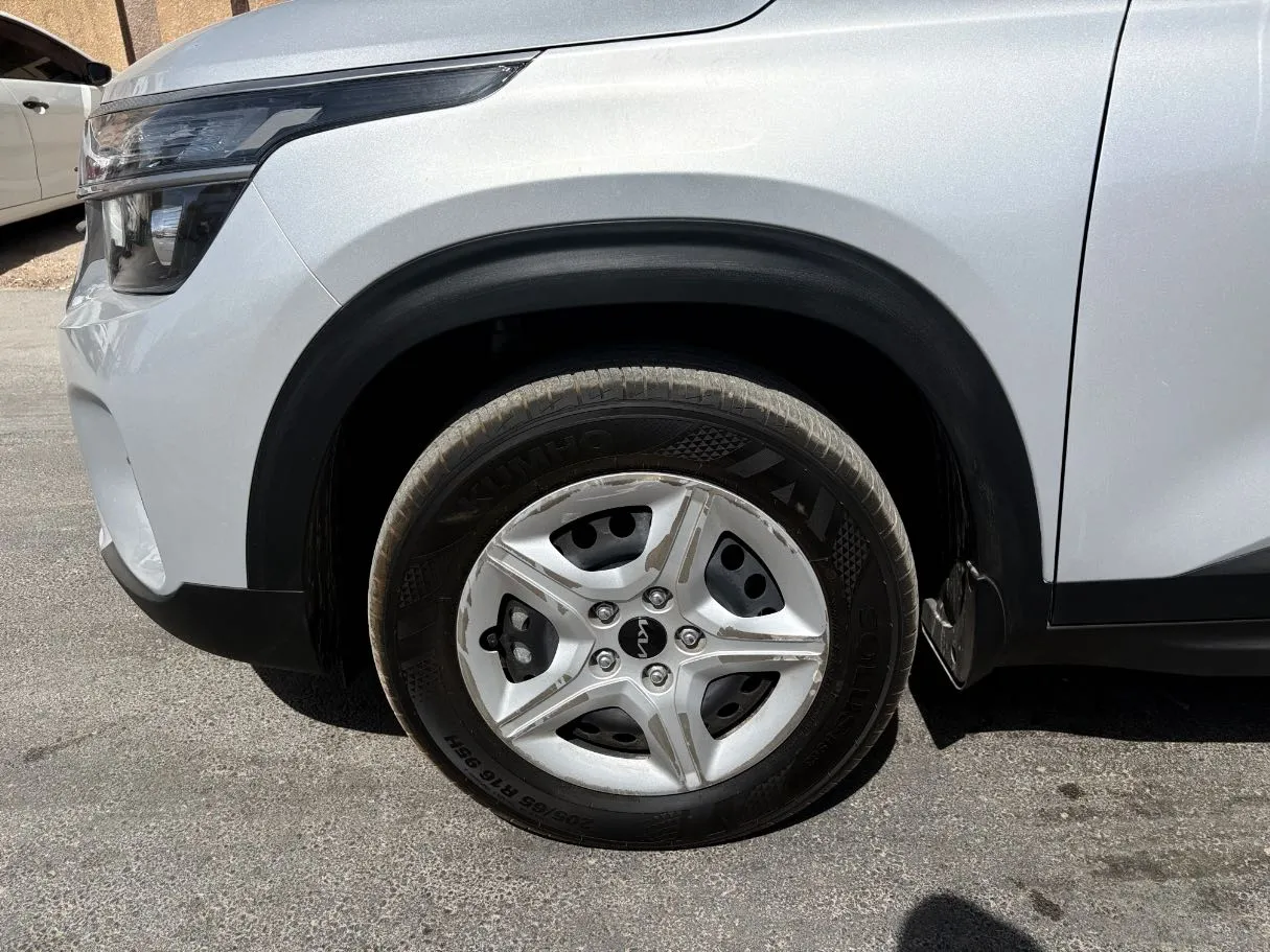 Car image 9