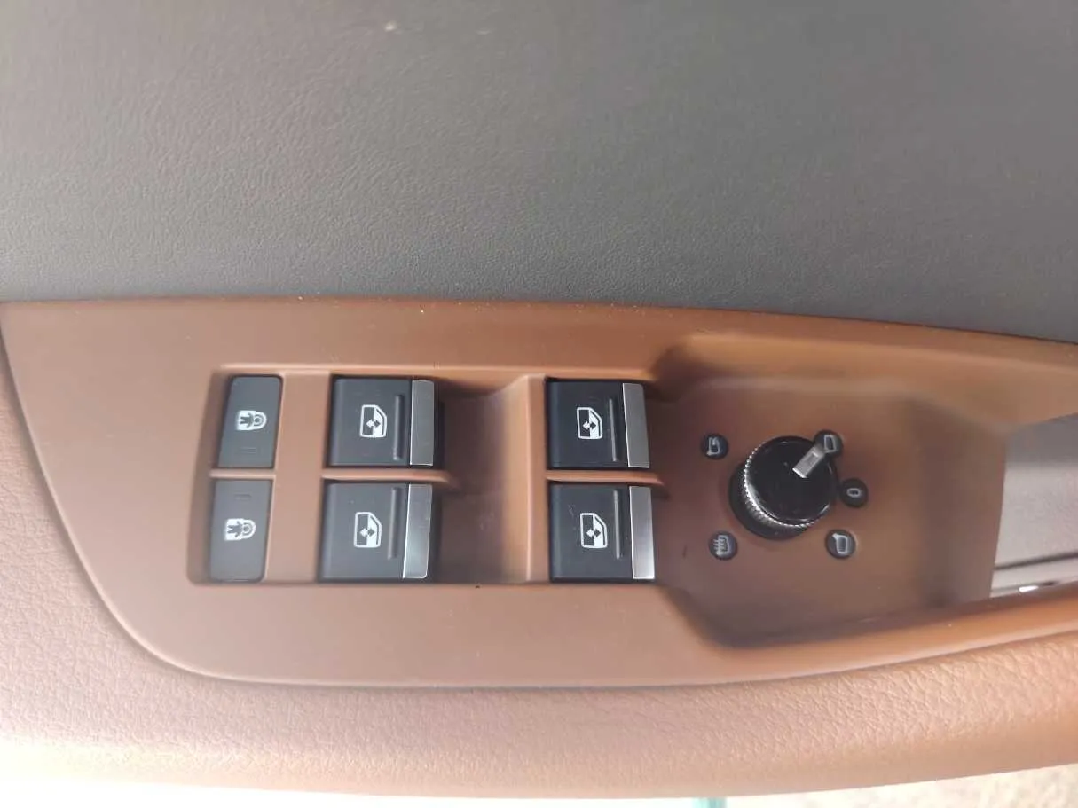 Car image 32