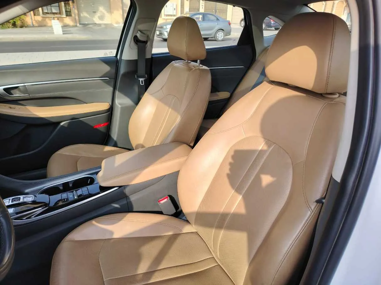 Car image 15