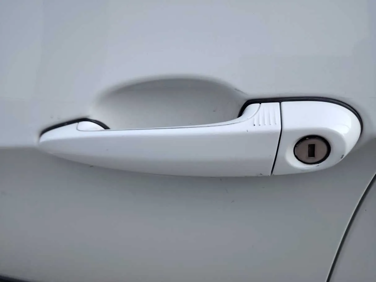 Car image 25
