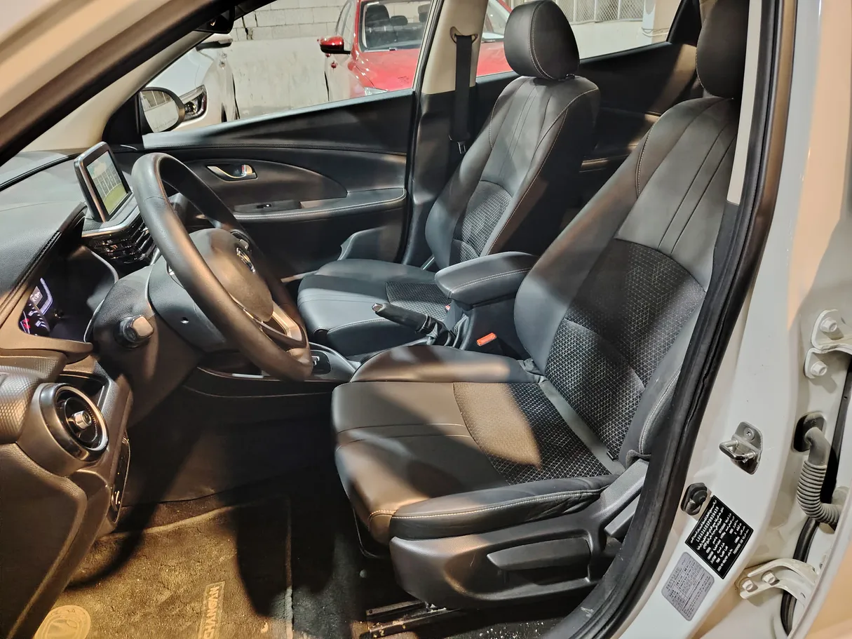 Car image 14