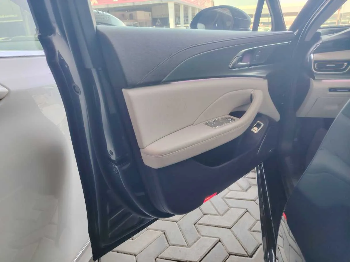 Car image 13