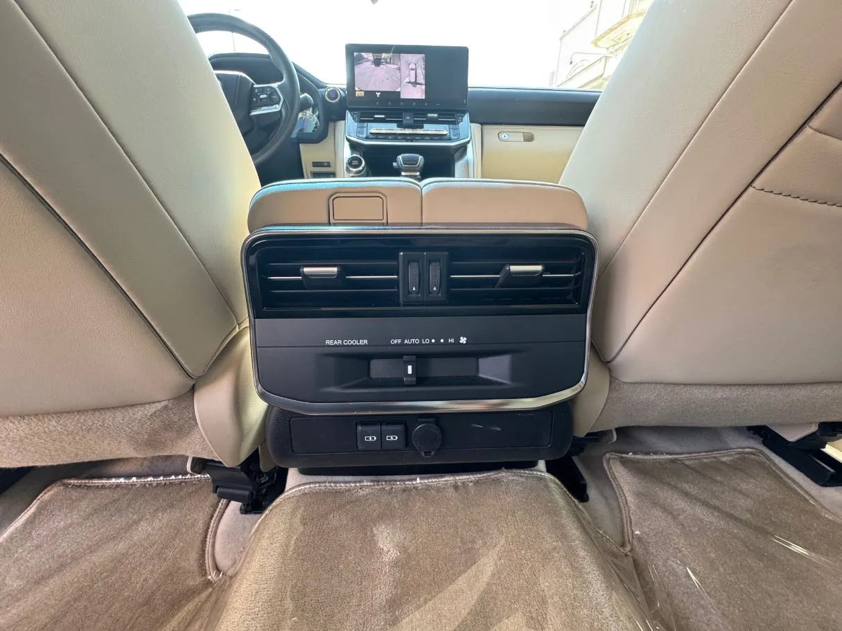 Car image 25