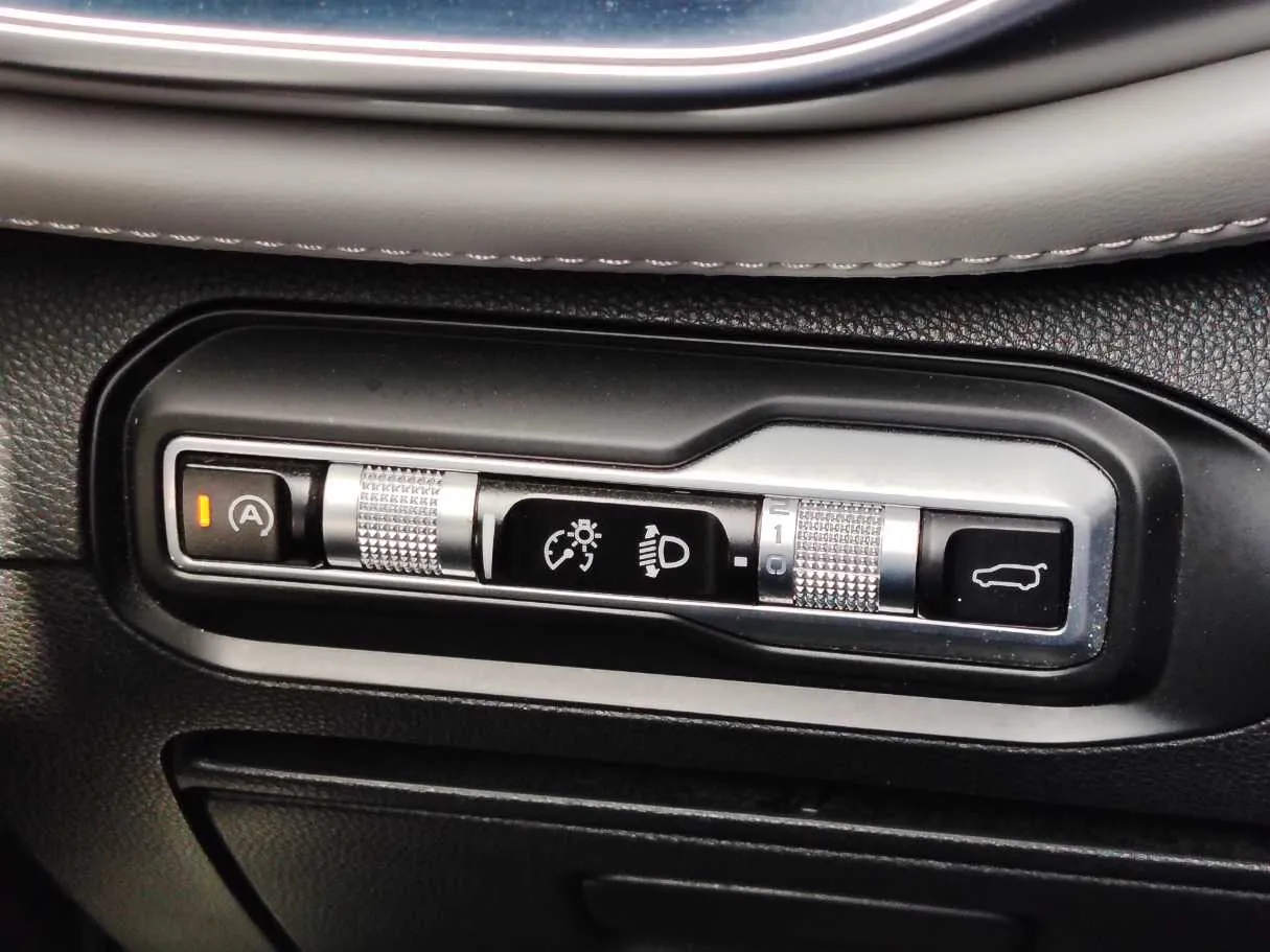Car image 26