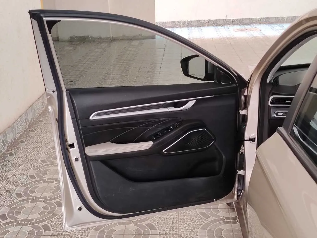 Car image 11