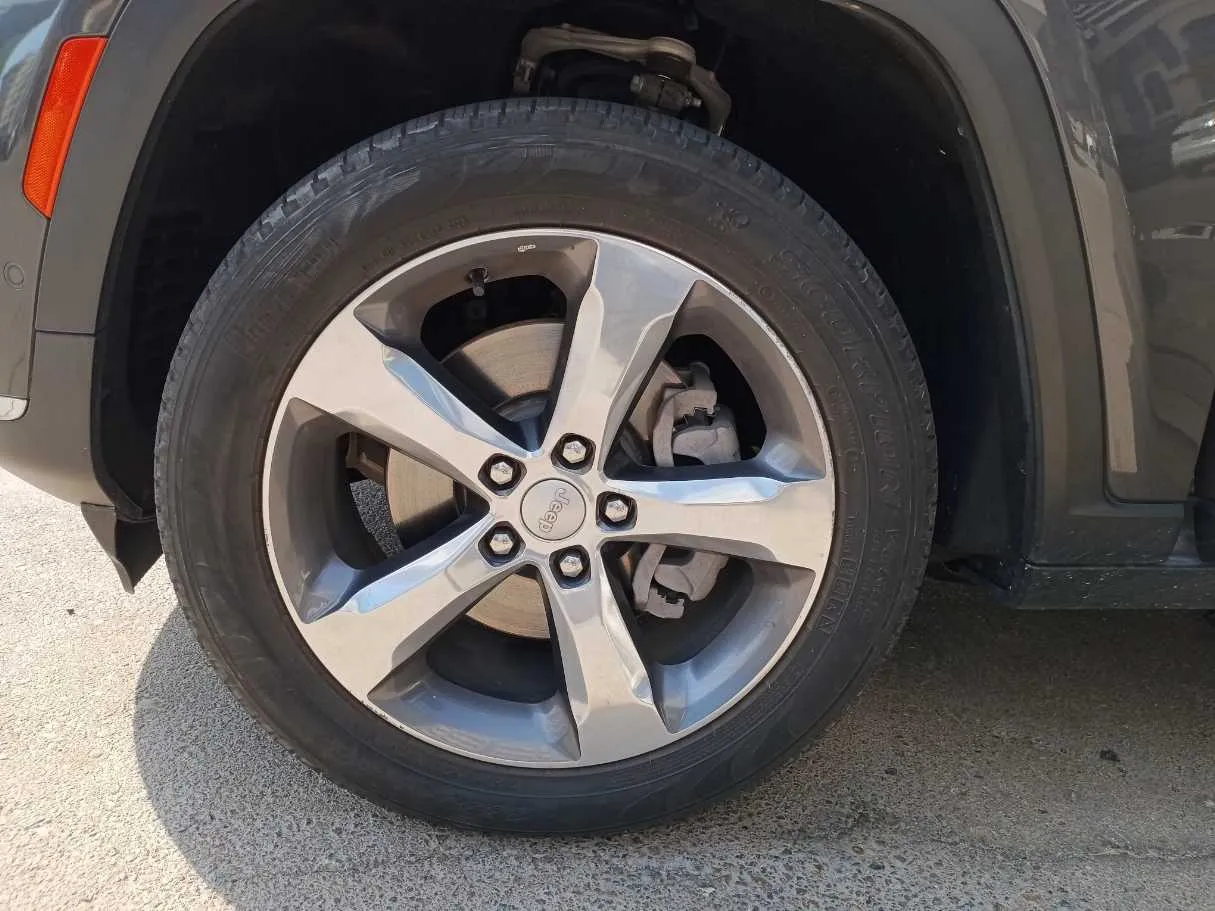 Car image 9