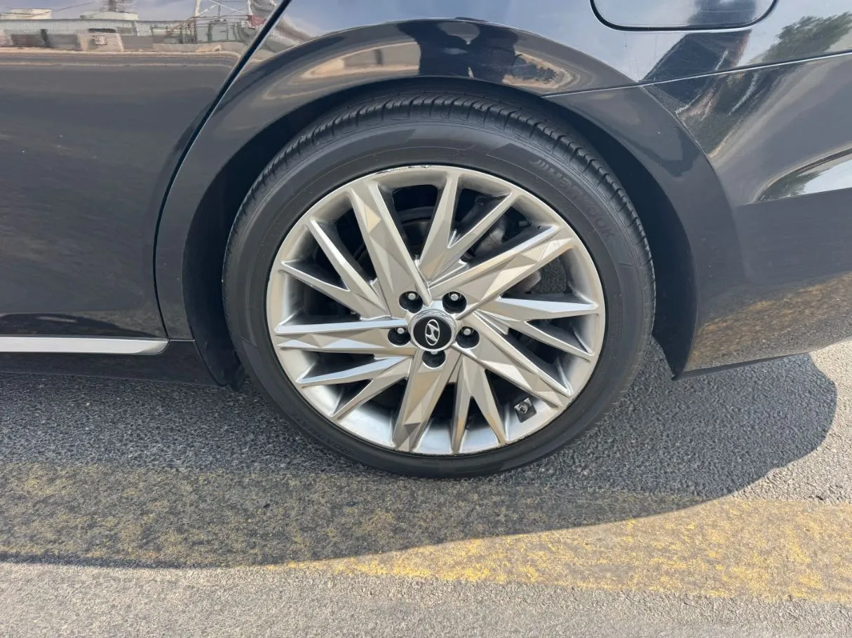 Car image 9