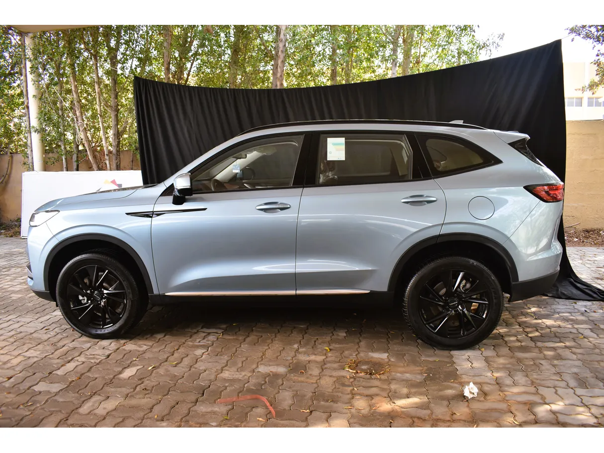 Car image 8