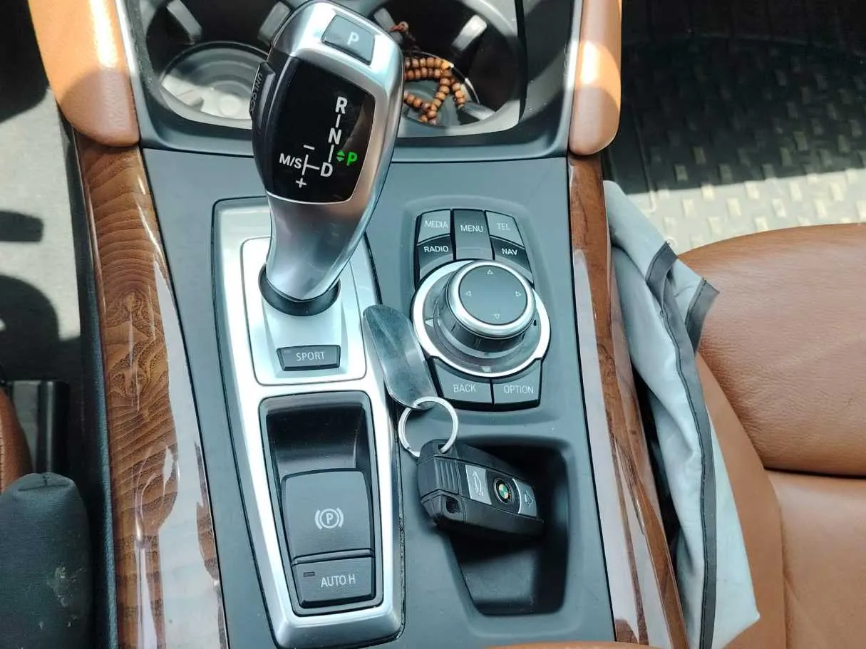 Car image 24