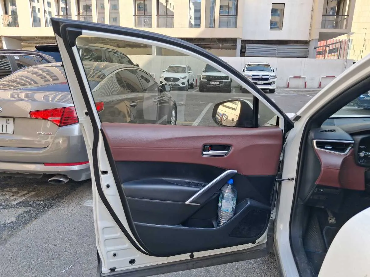 Car image 10