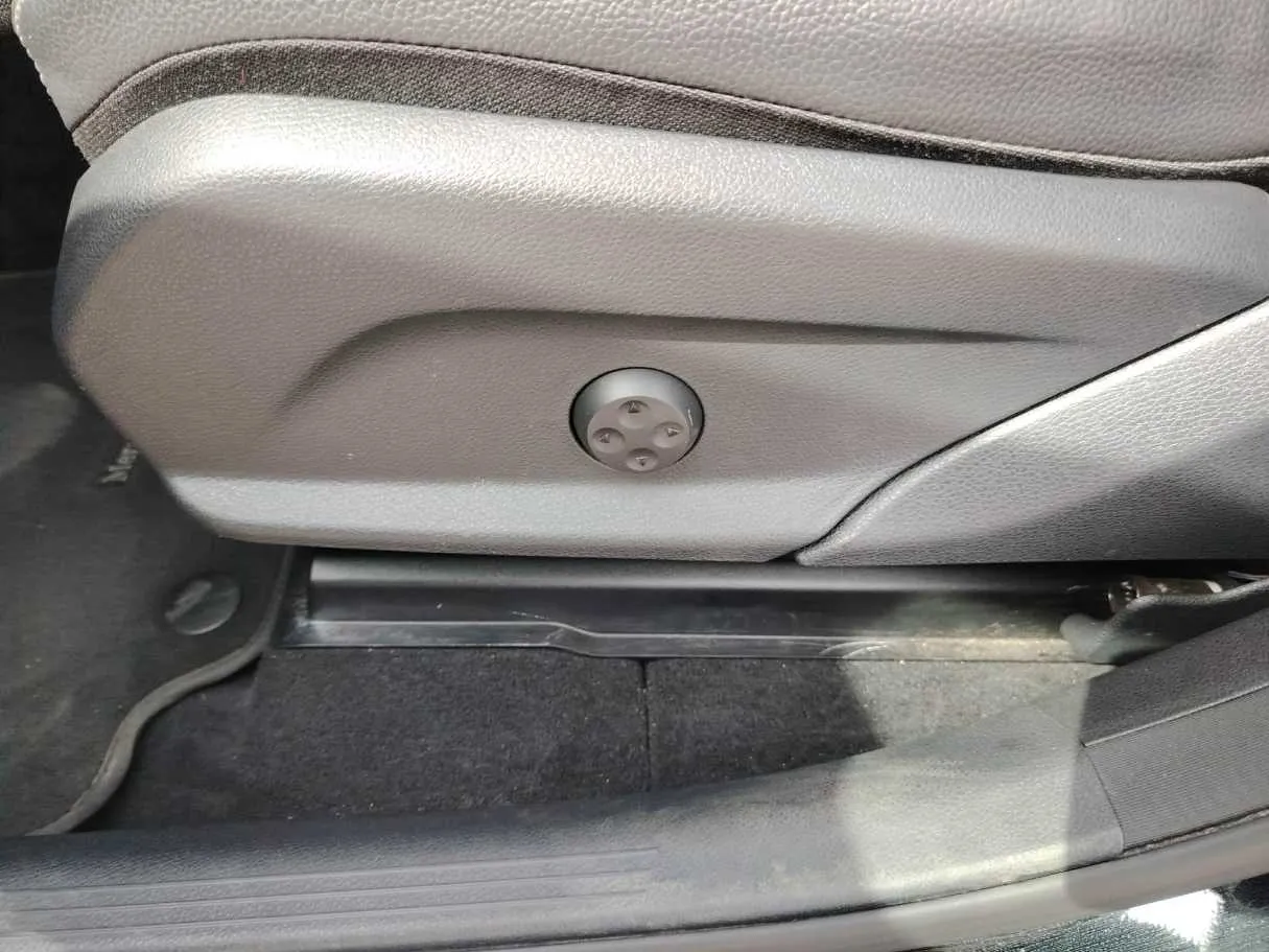 Car image 37
