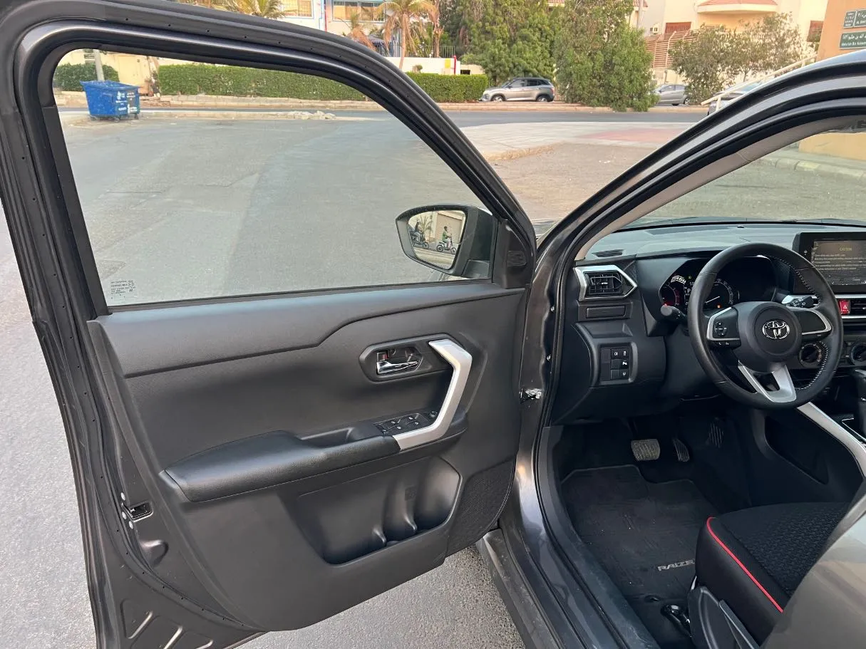 Car image 10