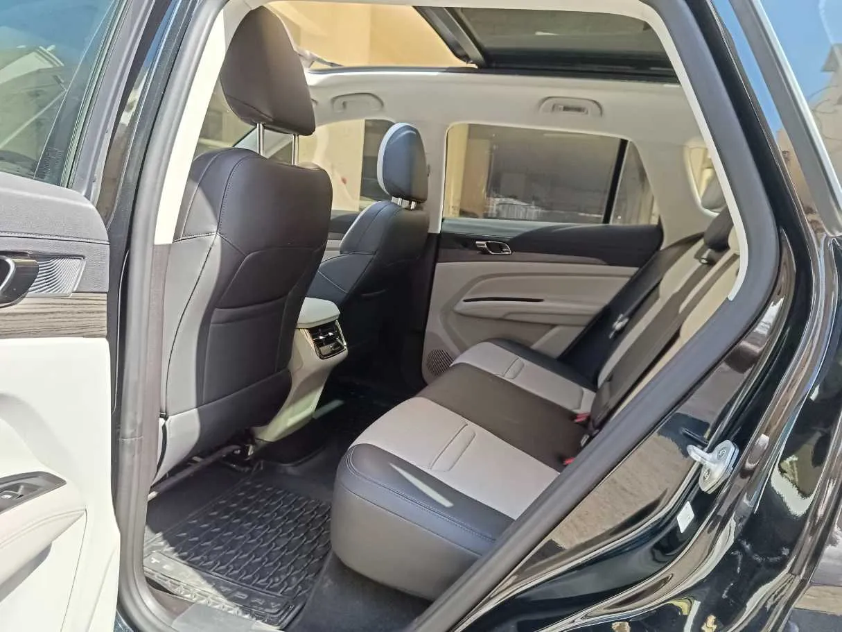 Car image 16