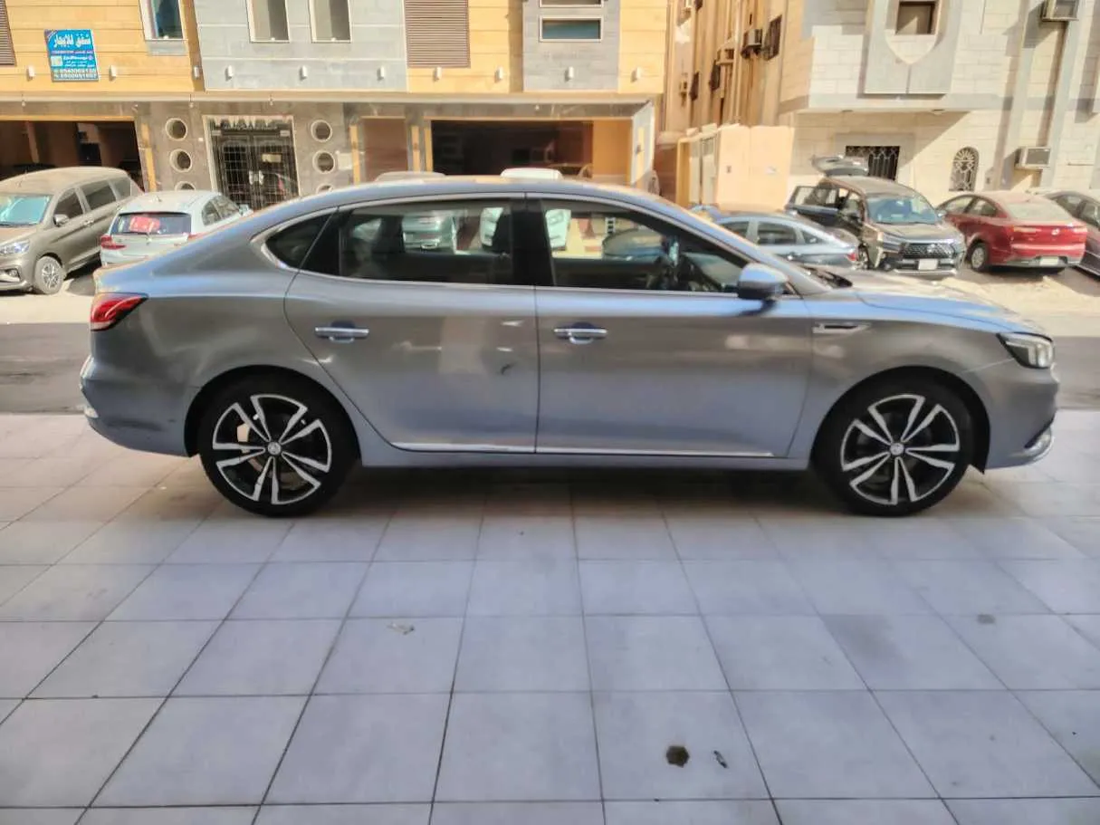 Car image 4