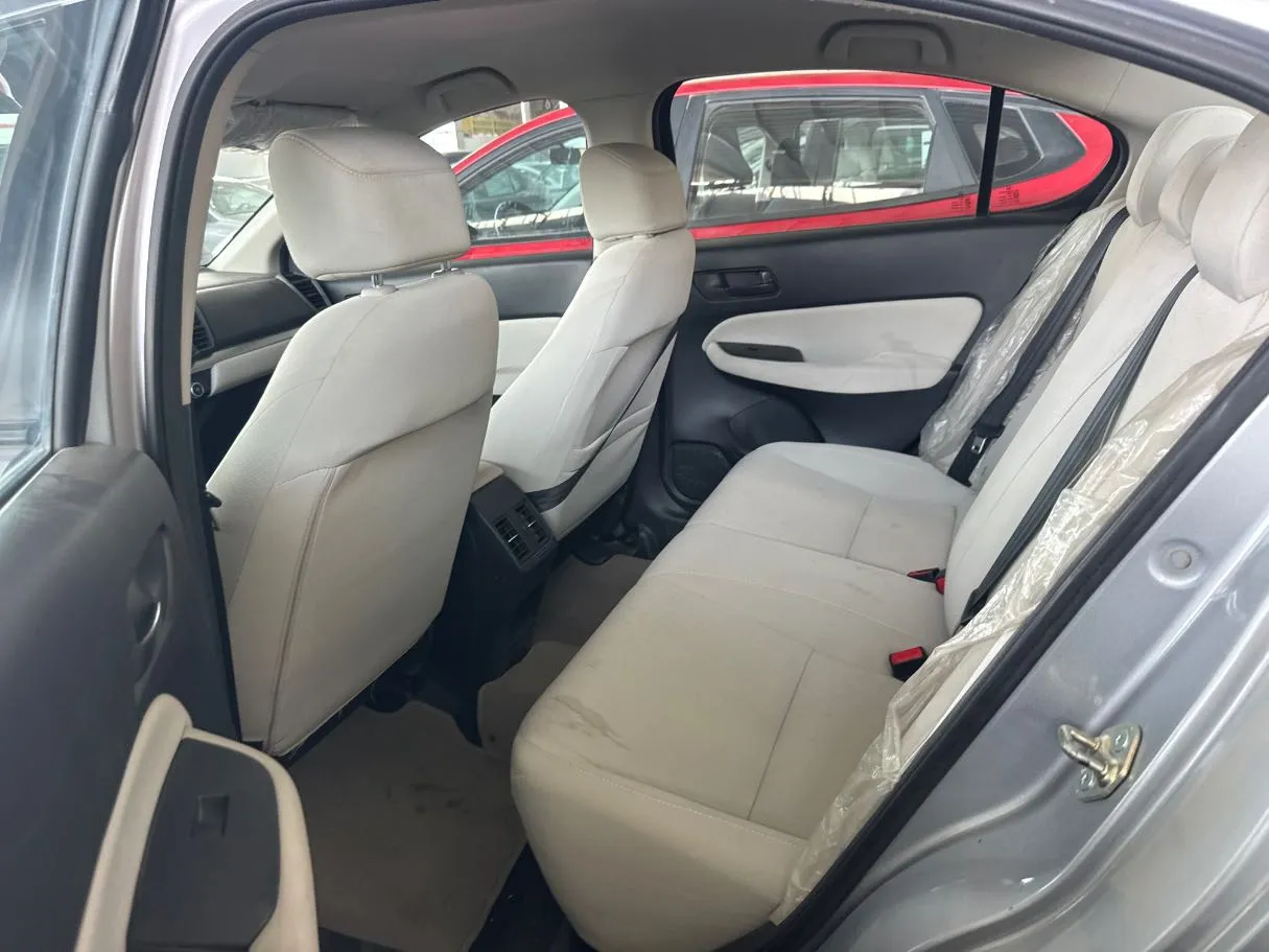 Car image 14