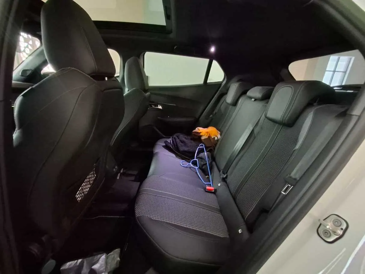 Car image 13