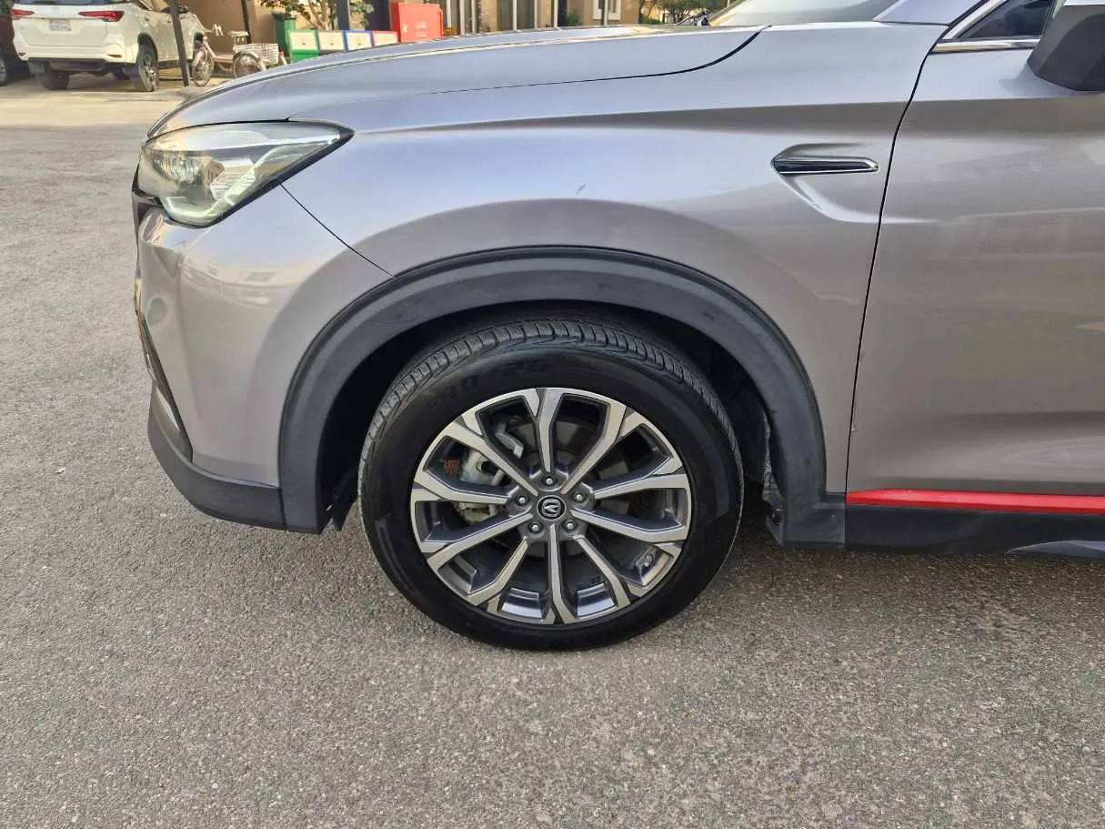 Car image 9