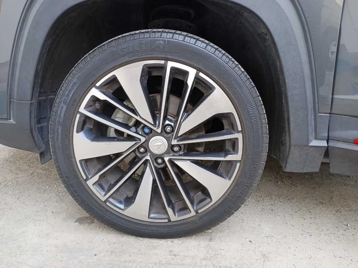 Car image 9