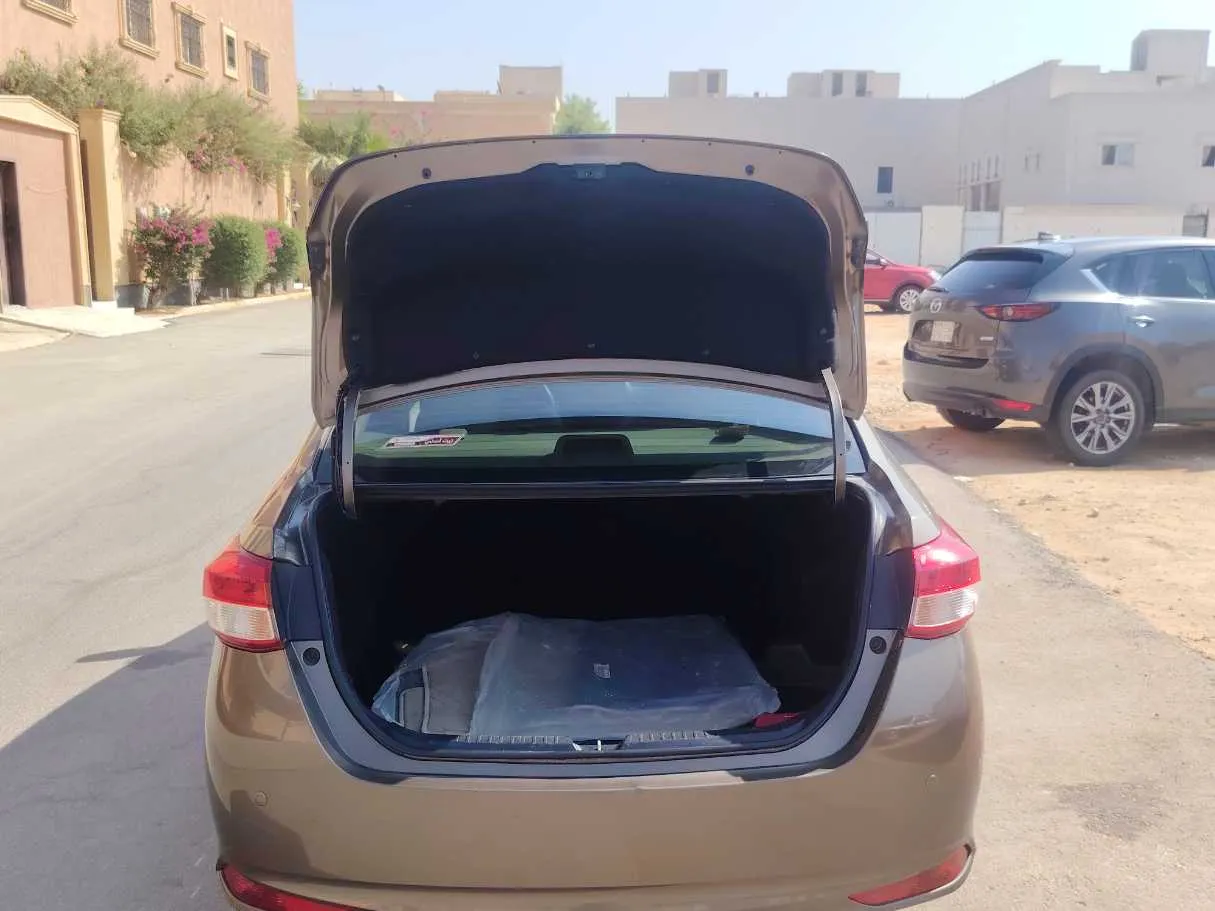 Car image 19