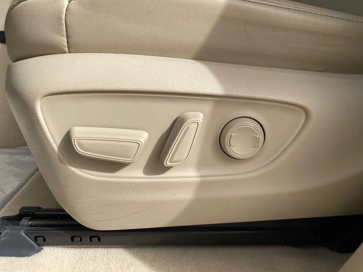 Car image 30