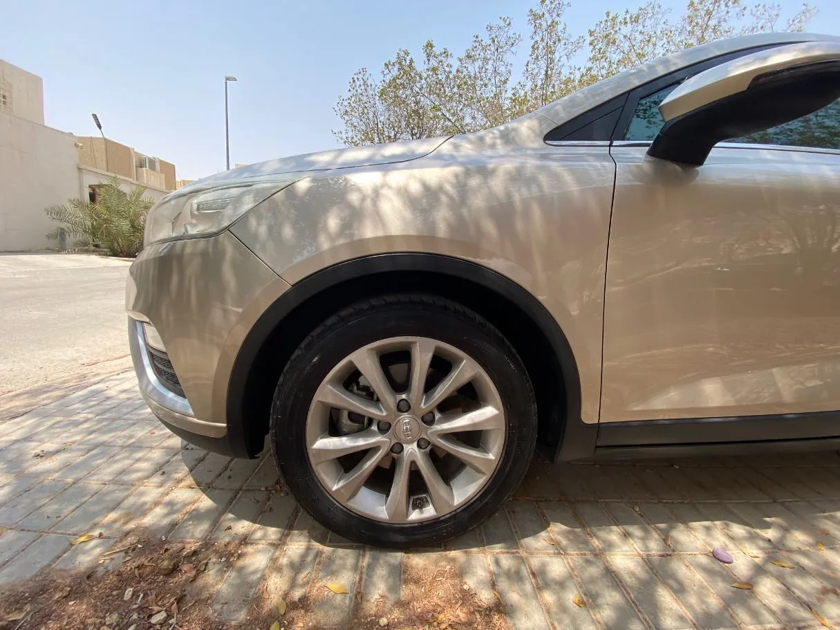 Car image 9